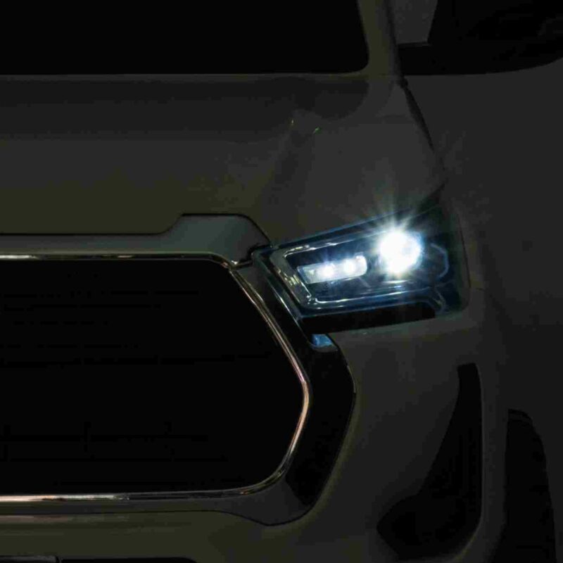 Toyota Hilux na akumulator dla dzieci Biały Pickup + Napęd 4x4 + Pilot + 2 bagażniki